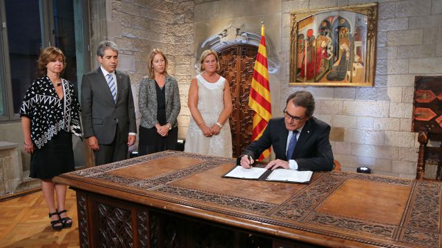 Artur Mas firma el decreto