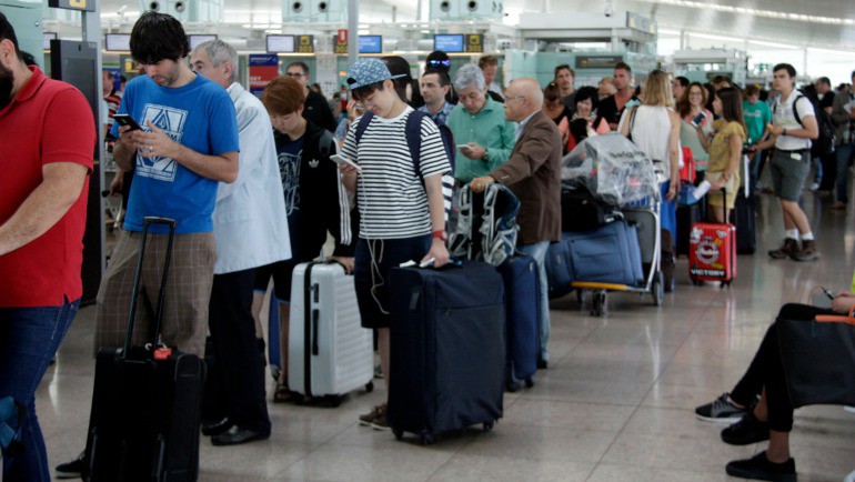 Las cancelaciones y retrasos de Vueling vuelven a provocar el caos en El Prat