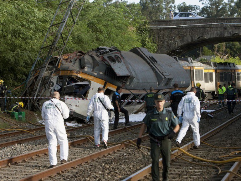 Al menos tres muertos y numerosos heridos al descarrilar un tren en O Porriño