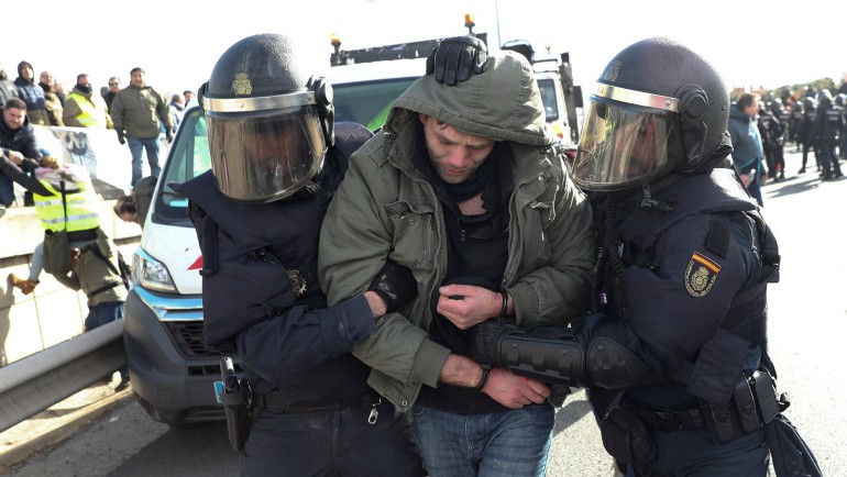 Once heridos y un detenido durante las protestas de los taxistas en Madrid