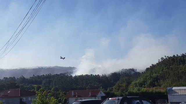Hidroaviones intentando sofocar el fuego en Cotobade