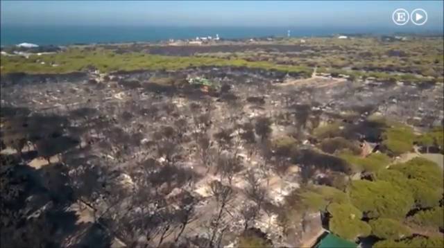 La destrucción tras el incendio forestal en el entorno de Doñana, desde el aire