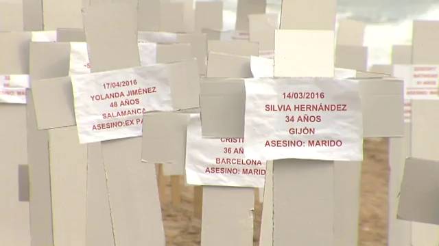 La playa del Fortí de Vinaròs recuerda con 731 cruces los crímenes machistas
