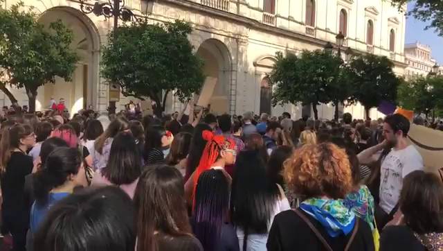 Cientos de personas se manifiestan en Sevilla contra la sentencia de “La Manada”