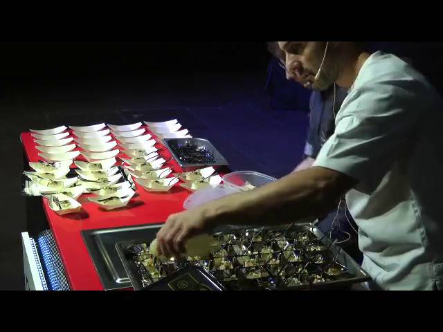 Mikel Población maravilla con el bacalao en la inauguración de 'Bilbao Degusta'