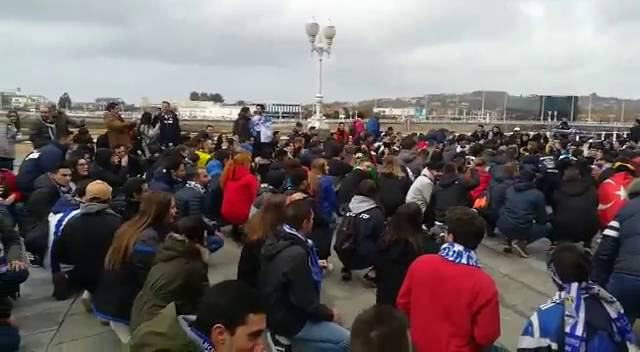 Recibimiento hostil al Dépor en Gijón