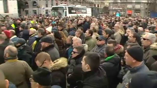 Los taxistas se concentran en la Puerta del Sol y claman contra el gobierno madrileño