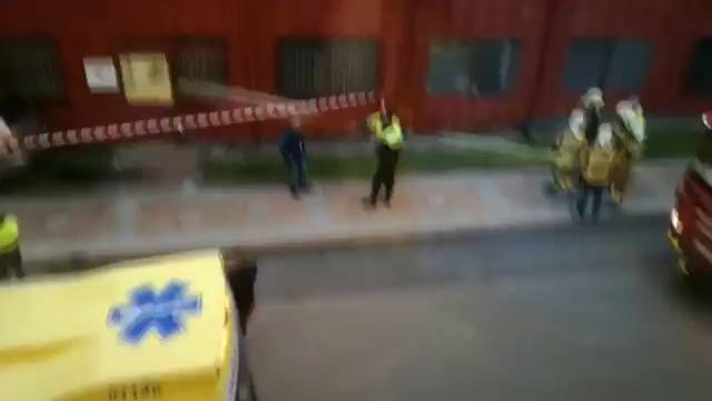Empotra su coche contra un edificio del Hospital de Basurto