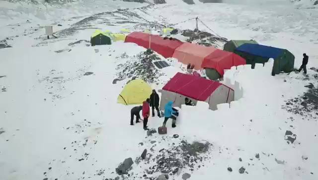 Txikon refuerza el campamento del K2 ante un nuevo temporal