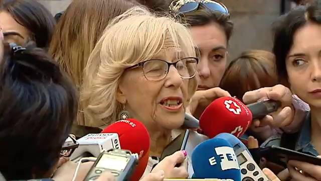 Carmena reaparece tras el 26-M y reclama intentar ser investida alcaldesa