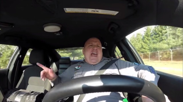 El vídeo que te alegrará el día: el policía cantando Taylor Swift en su coche