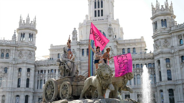 Activistas de Femen protestan contra la Ley mordaza en Cibeles