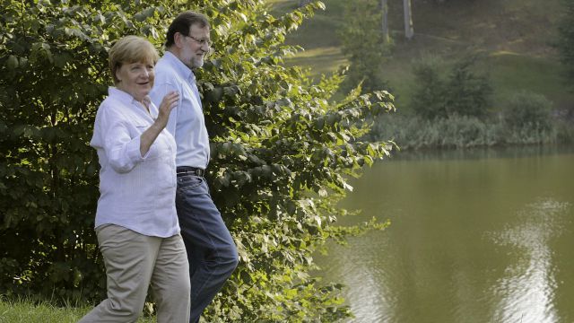 Rajoy pide a Merkel y a Cameron que le apadrinen ante sus retos electorales