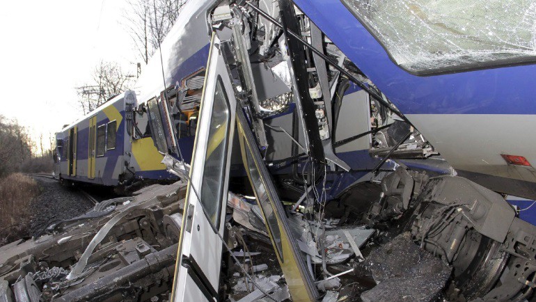 Al menos 8 muertos y 150 heridos tras un choque de trenes en Baviera
