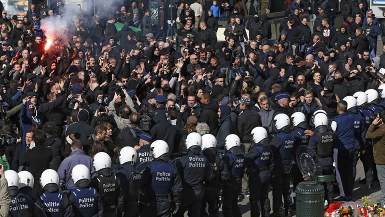 Una decena de ultras detenidos tras irrumpir en los homenajes de Bruselas
