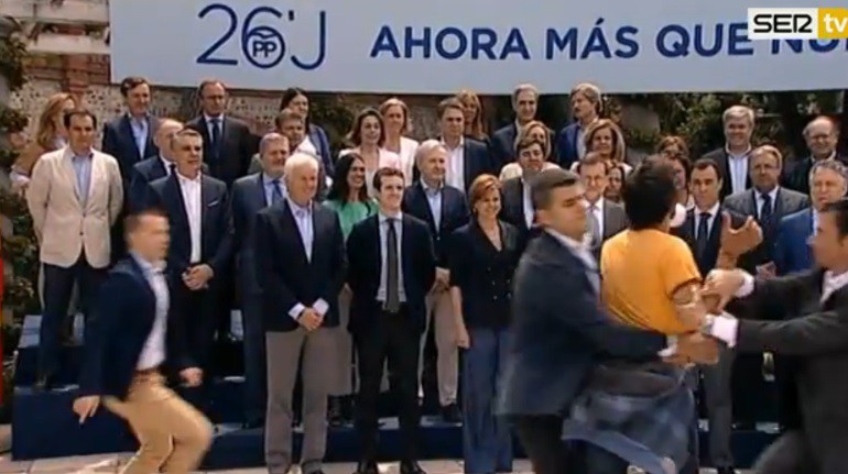 Un espontáneo irrumpe en un acto de Rajoy al grito de: &quot;¡El PP es la mafia!&quot;