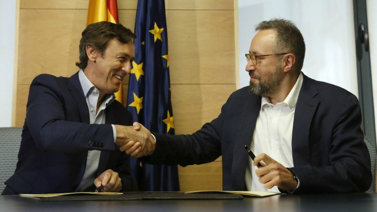 PP y Ciudadanos firman el pacto que abre la negociación &quot;sin líneas rojas&quot; para la investidura de Rajoy