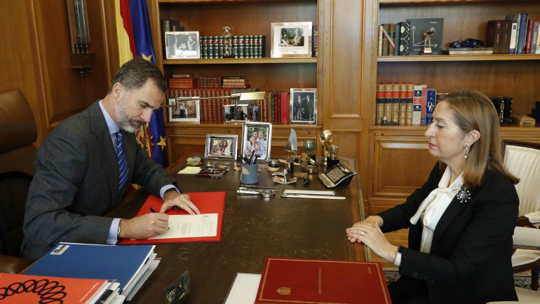 Pastor comunica la investidura de Rajoy al Rey, que firma su nombramiento