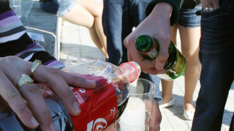 Sanidad plantea multas para los padres de los niños que beban