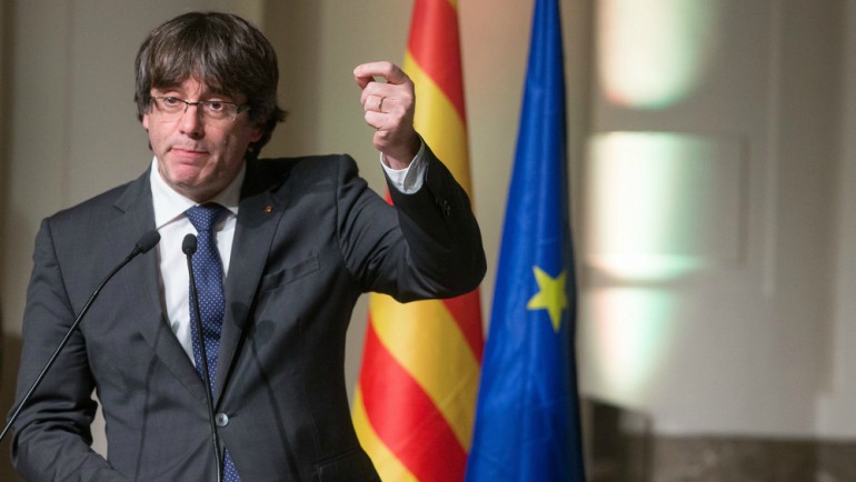 Puigdemont reaparece con 200 alcaldes y califica la aplicación del 155 como &quot;un golpe de Estado&quot;