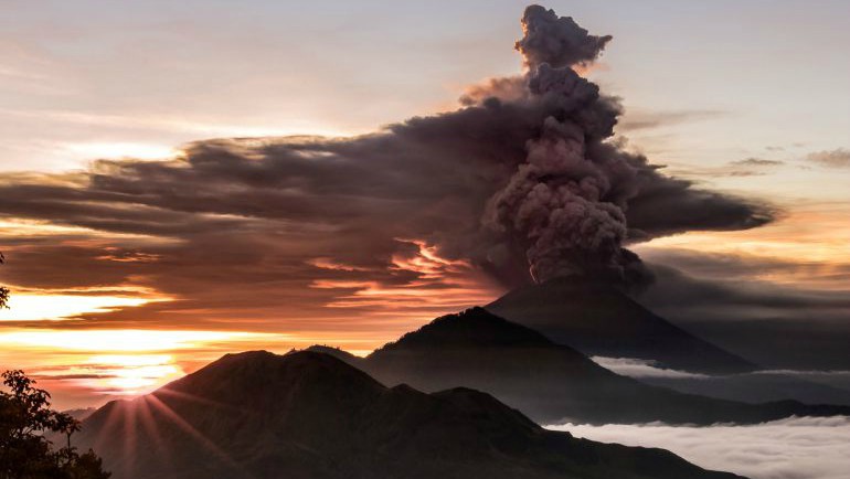 La erupción del volcán Agung eleva al máximo la alerta de aviación en Bali