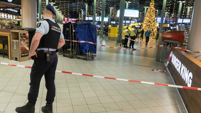 La policía holandesa abate a un hombre que amenazaba a los pasajeros con un cuchillo en el aeropuerto de Ámsterdam
