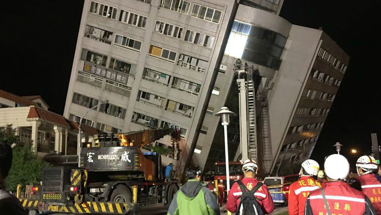 Más de un centenar de personas atrapadas en edificios por un terremoto de 6.4 grados en Taiwán
