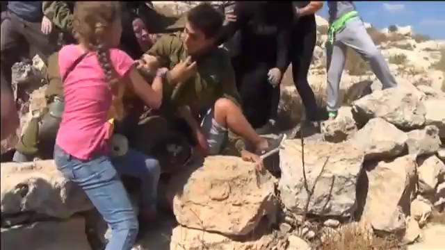 Mujeres y niños luchan a golpes y mordiscos contra un soldado israelí