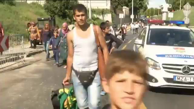 Hungría ofrece a los refugiados su traslado a la frontera con Austria