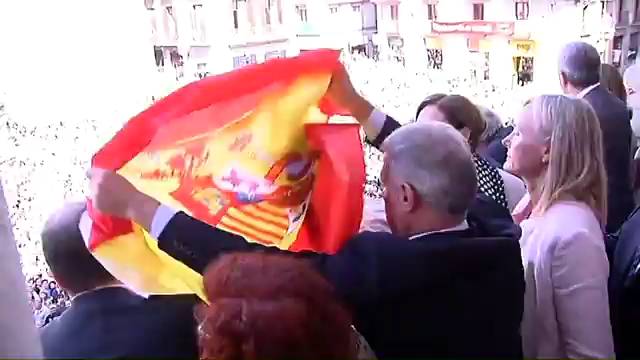 Guerra de banderas en el balcón del Ayuntamiento de Barcelona