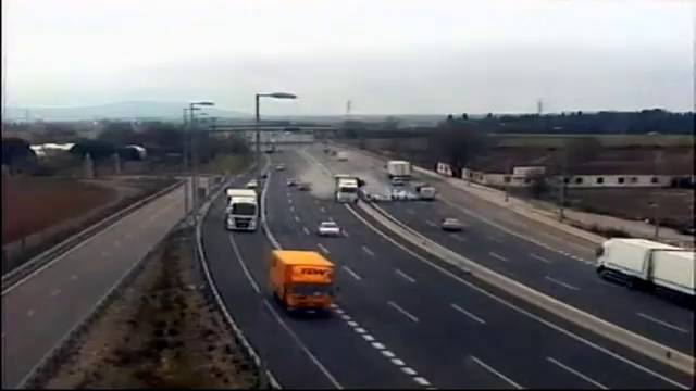 Espectacular accidente de un camión en la A2 en Madrid