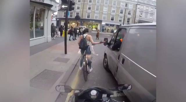 El vídeo machista de la ciclista acosada por el ocupante de una furgoneta era un montaje