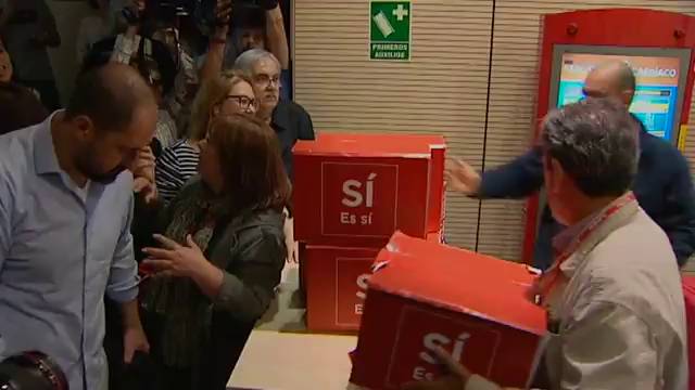 Susana Díaz presenta más de 63.000 firmas; Pedro Sánchez, más de 57.000