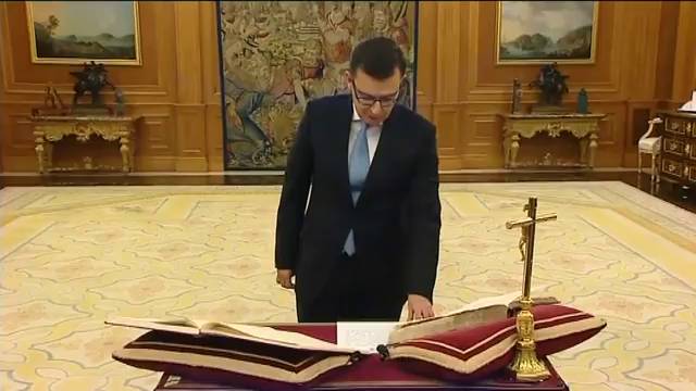 Escolano jura como ministro de Economía ante el Rey en presencia de Rajoy