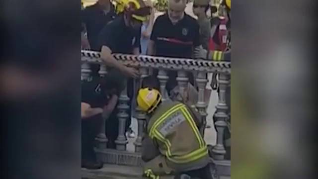 Aparatoso rescate a un niño que quedó atrapado por la cabeza en Sevilla